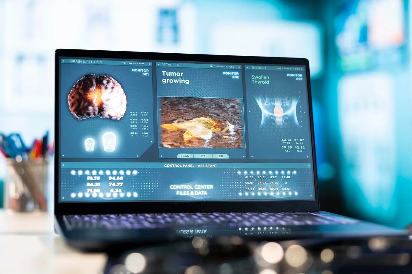 Пустой медицинский кабинет частной клиники с ноутбуком и диагностикой.