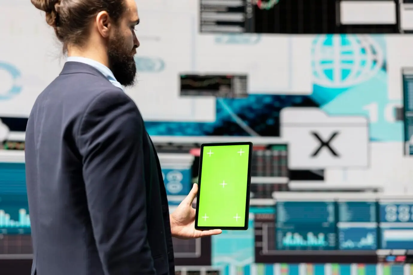 Администратор-мужчина использует хромакейный дисплей для цифрового анализа.