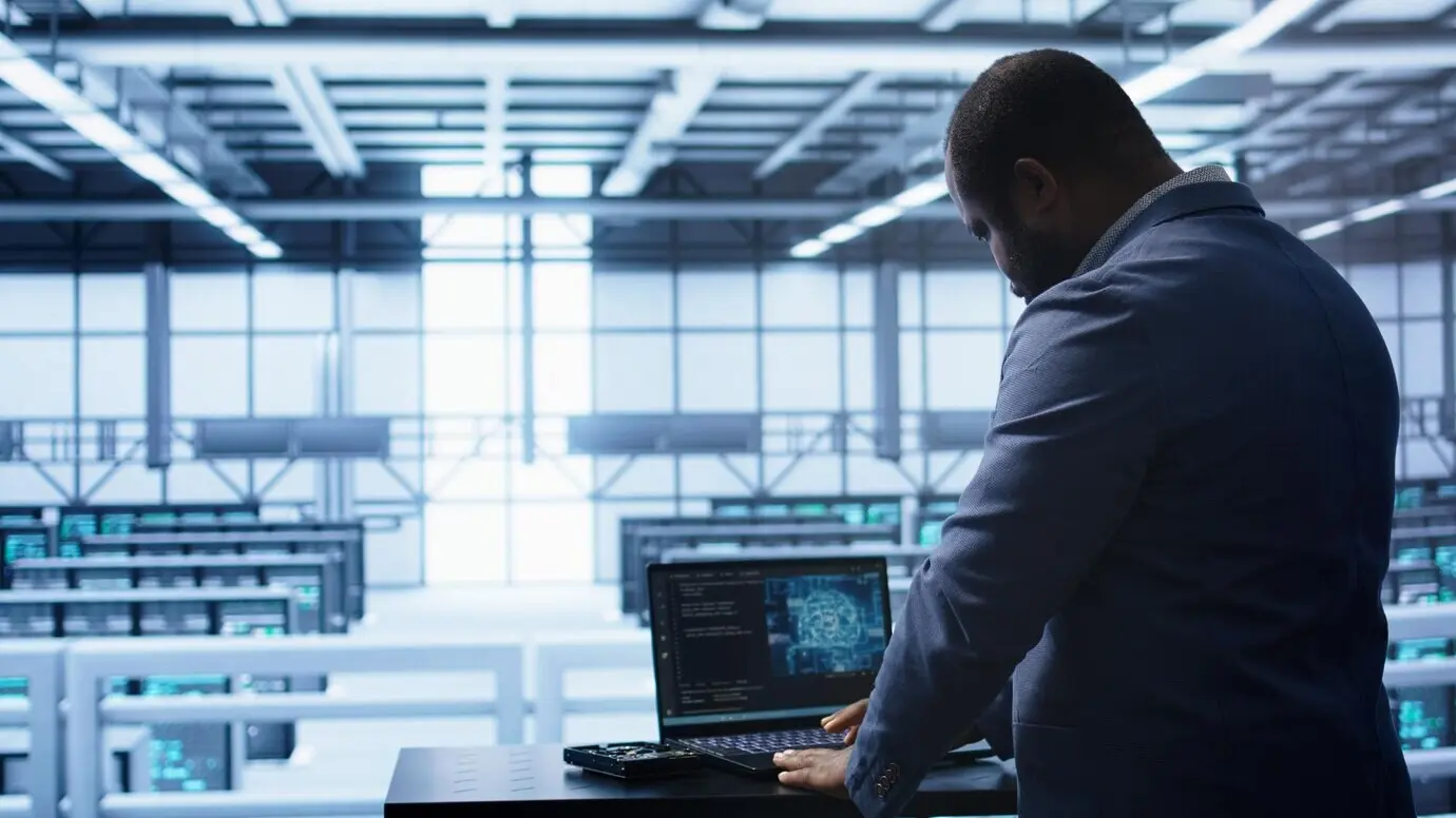 Инженер использует технологию искусственного интеллекта, имитирующую работу человеческого мозга.